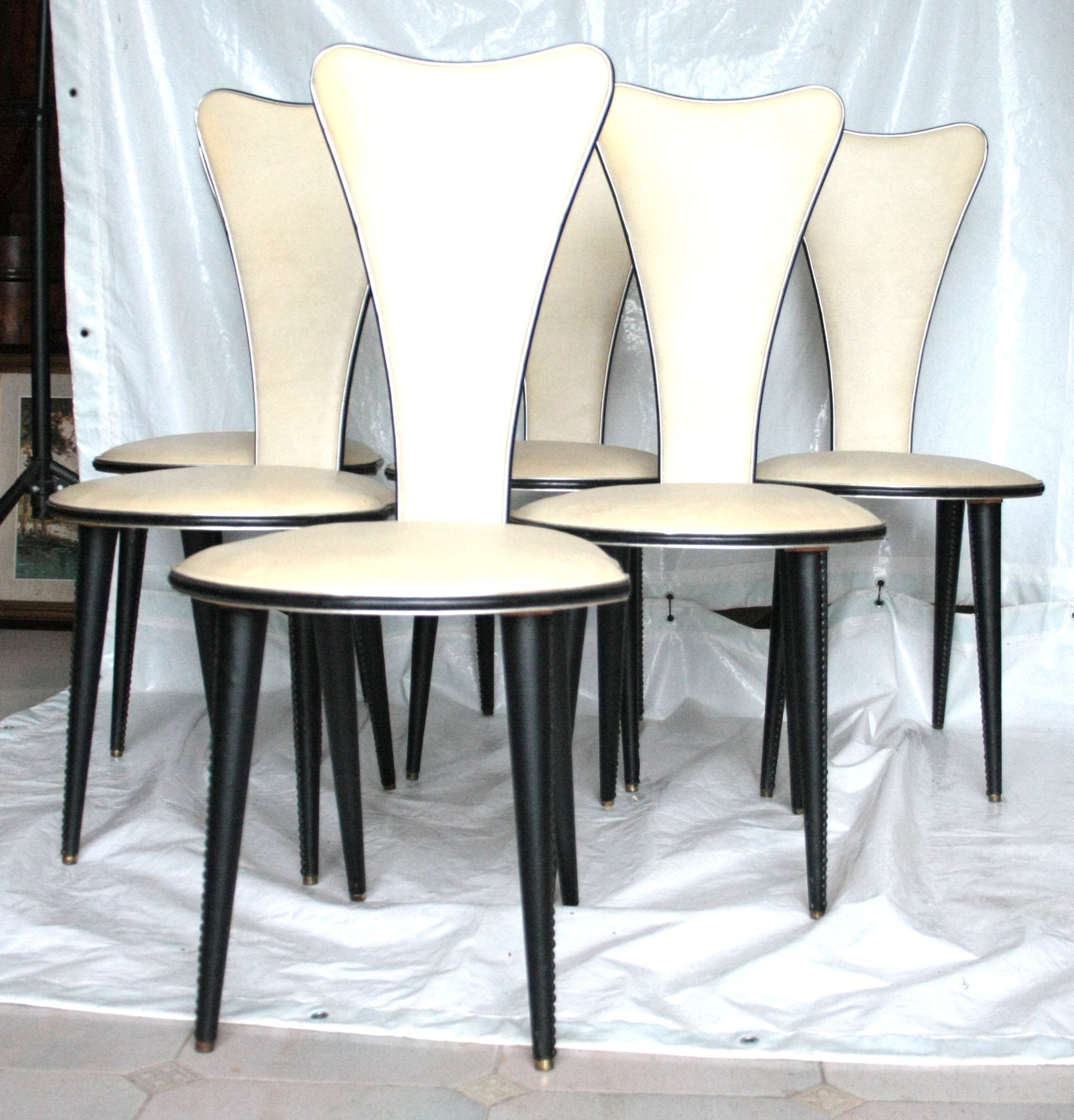 Set di sei sedie umberto mascagni anni 60 in crema, perfette per stile italiano autentico