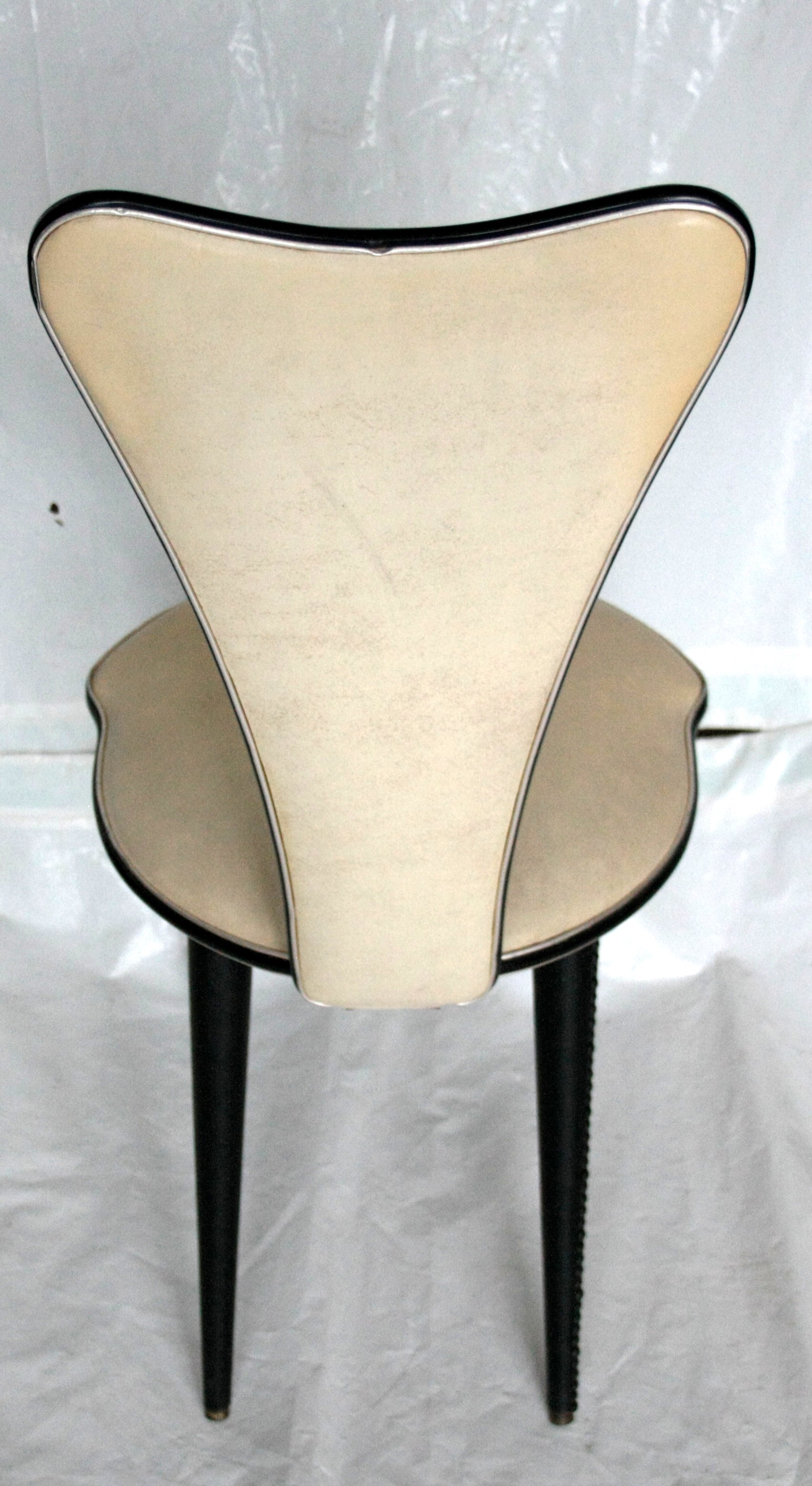 Sedie Umberto Mascagni anni 60 Italia, sedia crema con rifiniture nere iconica