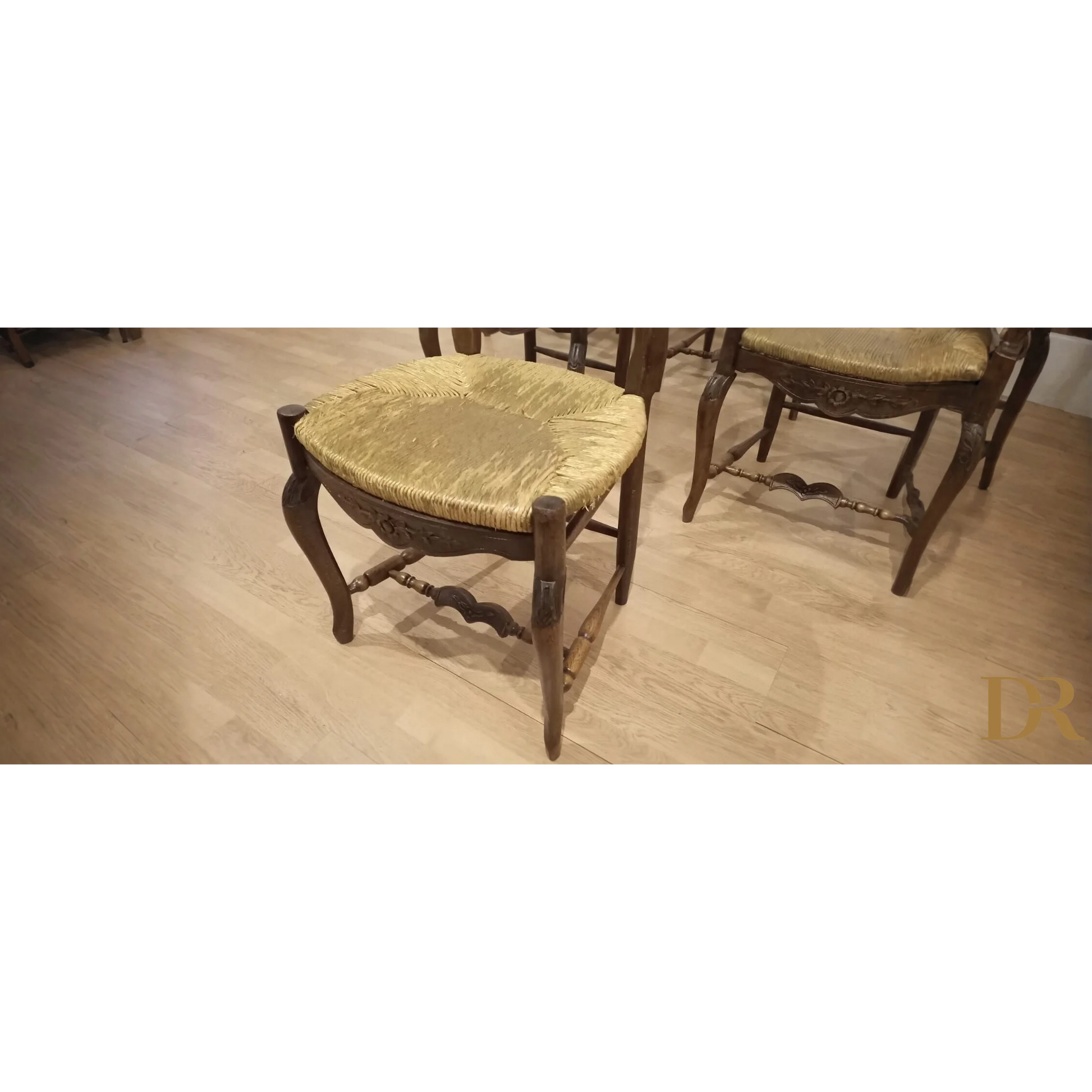 Sedia provenzale rustica in rovere massello con seduta intrecciata e gambe curve