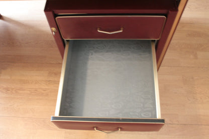 Cassetto aperto in similpelle bordeaux della scrivania Set Studio Umberto Mascagni