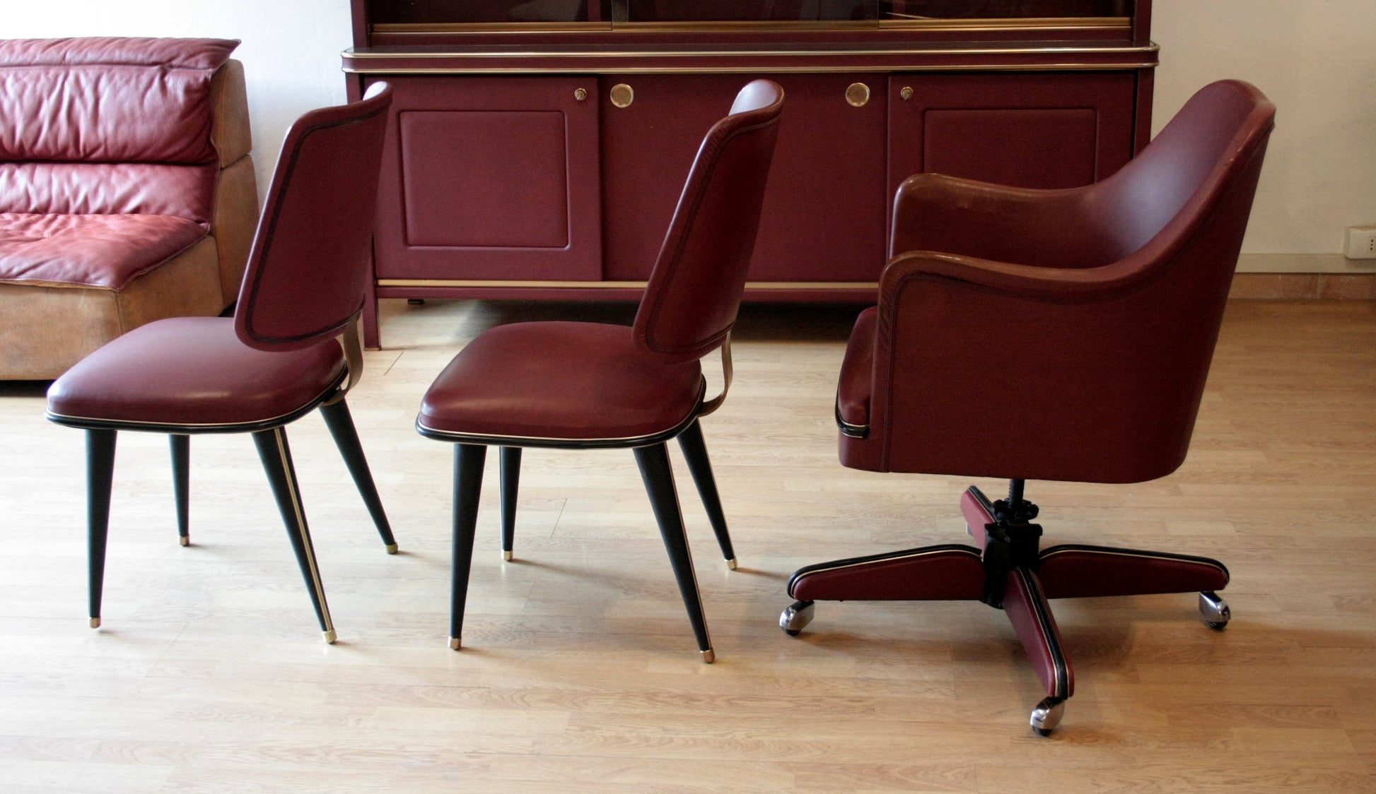 Set studio Umberto Mascagni con mobili in similpelle Bordeaux Italia 1950