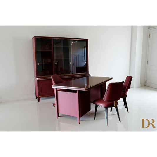 Set studio Umberto Mascagni con scrivania ministeriale disegnata e arredi in legno Italia