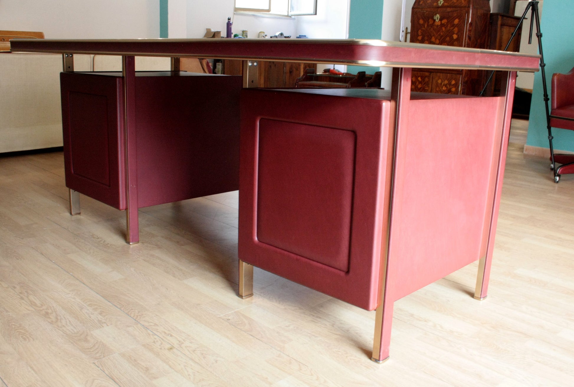 Scrivania in similpelle bordeaux con dettagli oro, Set Studio Umberto Mascagni