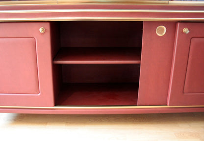 Red cabinet with sliding doors in Set Studio Umberto Mascagni with similpelle bordeaux