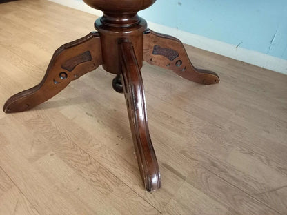 Base pedestal in legno con tre piedi curvi di un tavolo tondo allungabile stile luigi filippo vintage per casa