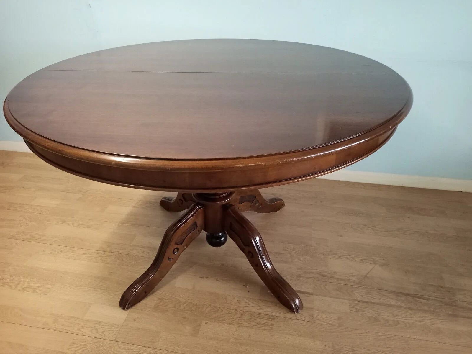Tavolo tondo allungabile stile luigi filippo anni 1970 con base intagliata in legno per casa elegante vintage