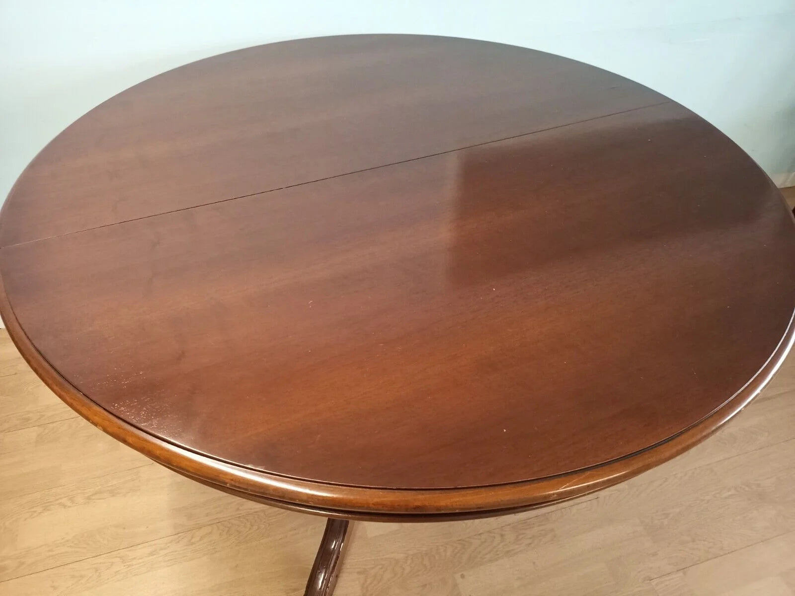 Tavolo tondo allungabile stile luigi filippo in legno di mogano lucido ideale per casa vintage anni 1970 circa