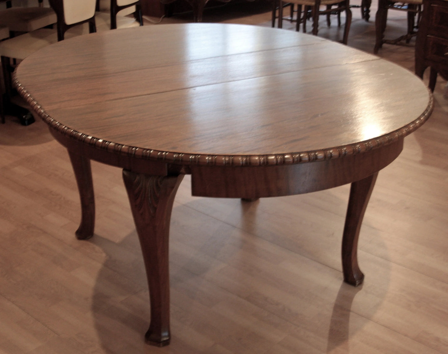 Tavolo tondo allungabile vintage in rovere stile luigi filippo con rifiniture intagliate e gambe curve anni 1960