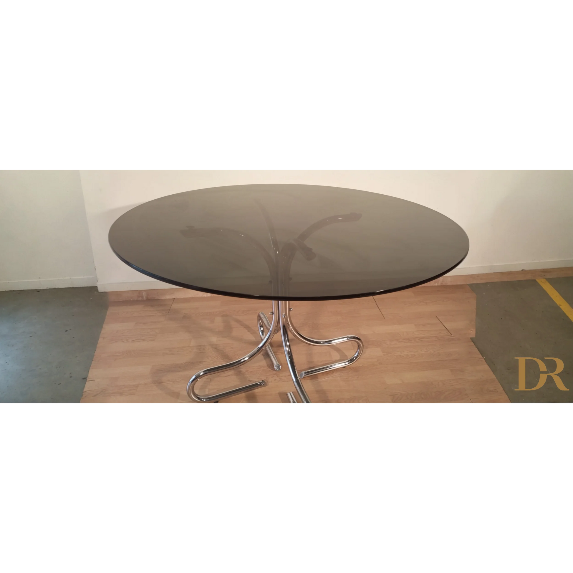 Tavolino da caffè Mid-Century in acciaio cromato con piano rotondo in vetro fumé, Italia