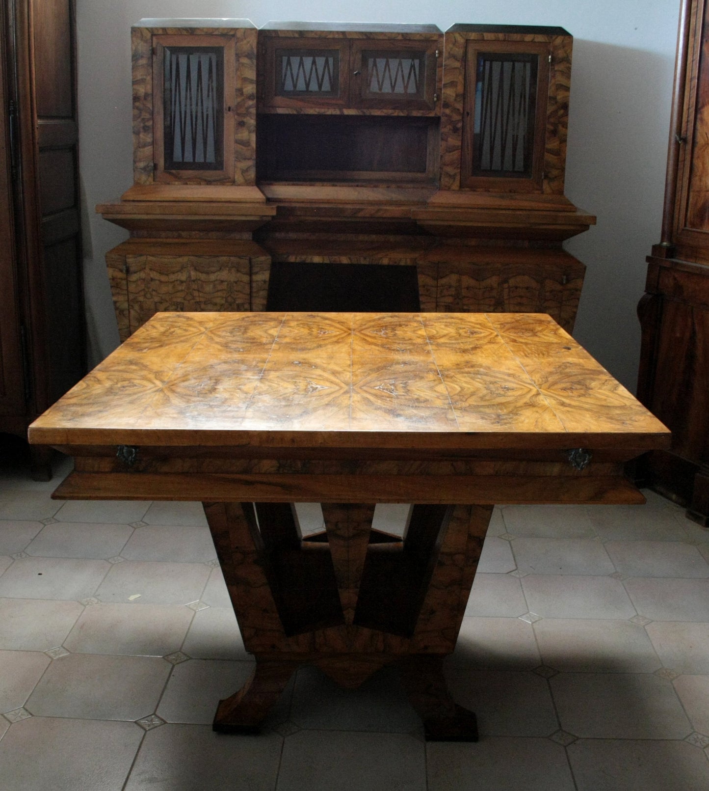 Tavolo art decò in legno ornato, simbolo della casa del ministro Bottai 1933