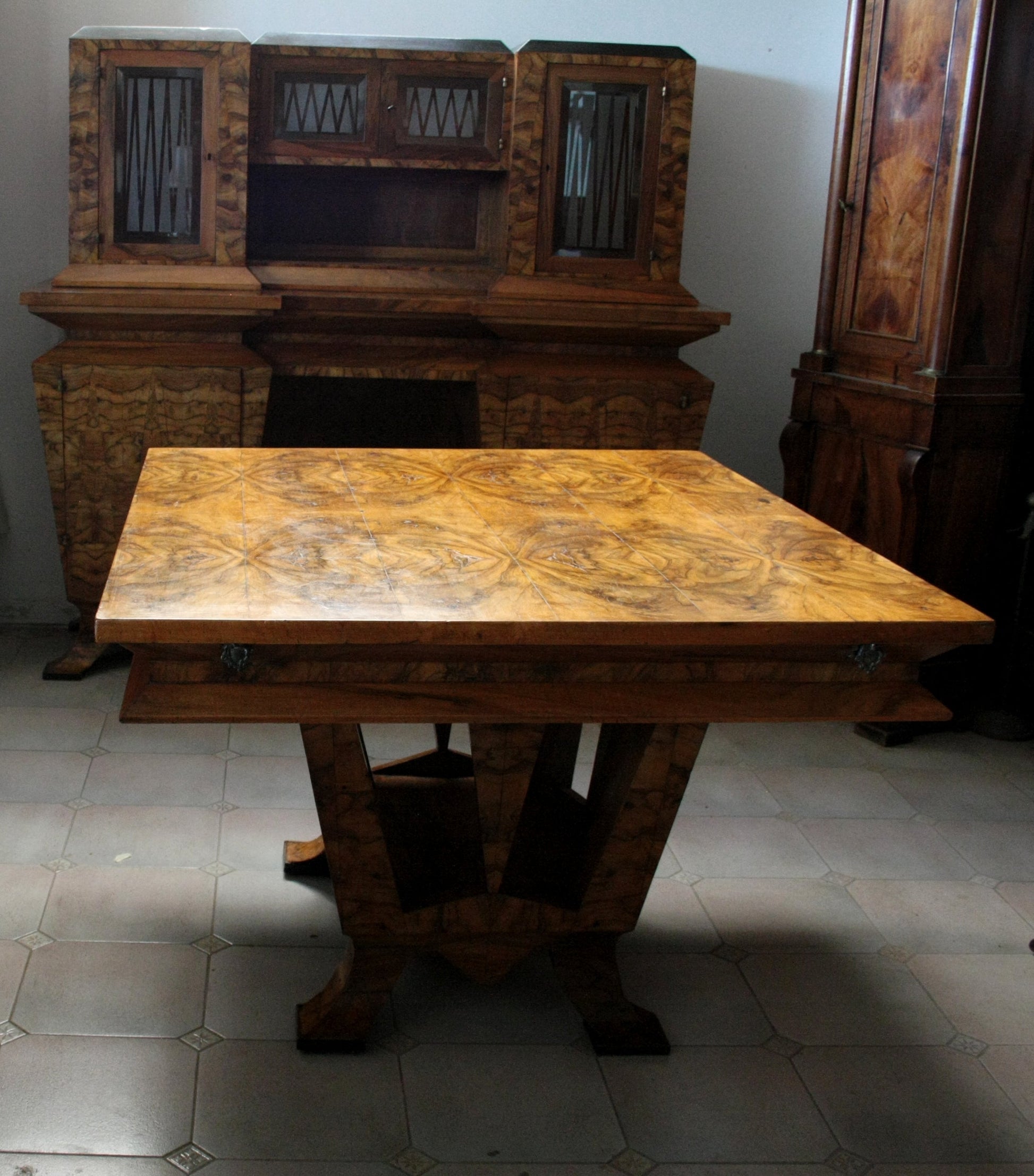 Tavolo art Decò in legno ornato, simbolo di casa e storia, ministro Bottai, 1933