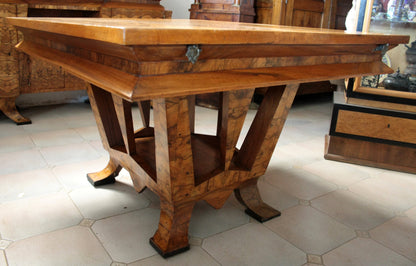 Tavolo art Decò in legno ornato, realizzato per il ministro Bottai a Roma