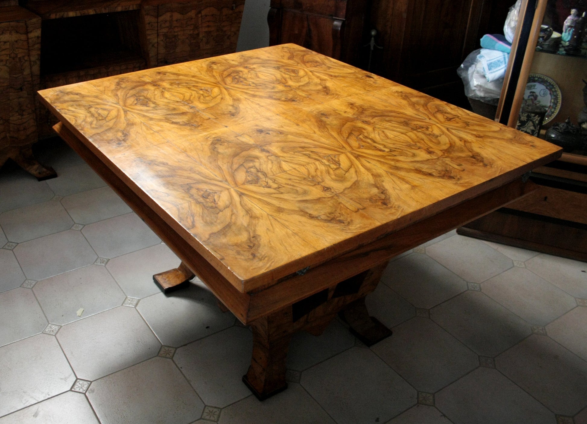 Tavolo art decò in legno ornato, realizzato per il ministro Bottai a Roma