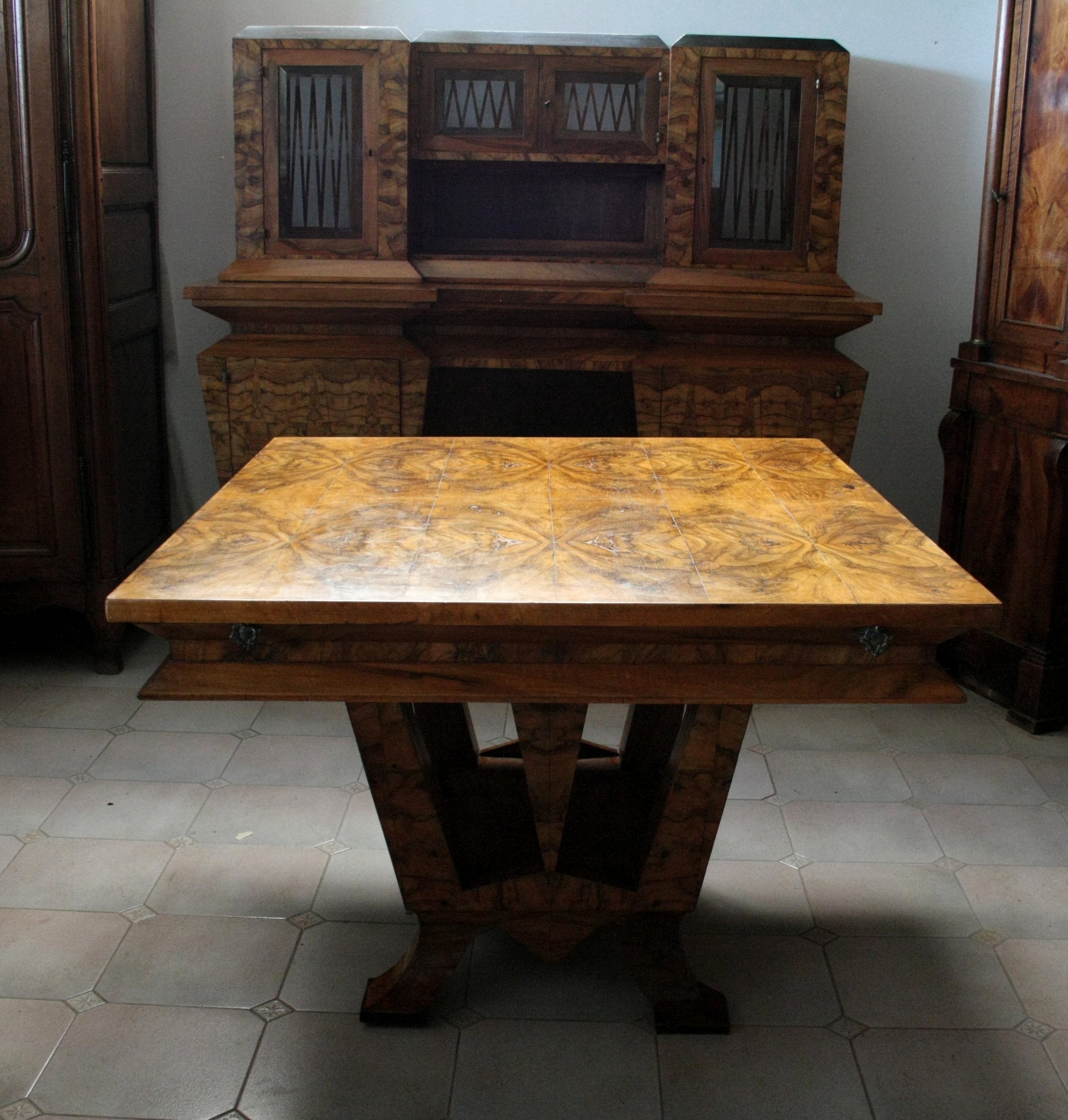 Tavolo art decò in legno ornato, realizzato per il ministro Bottai, perfetto per casa