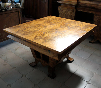 Tavolo Art Decò in legno con piano decorato, simbolo di casa e ministero Bottai