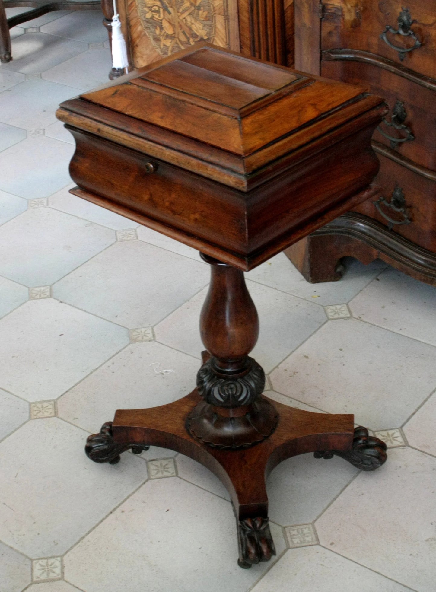 Mobile per tè gugliemo iv inglese in legno antico realizzato intorno al xix secolo con coperchio a piramide e piedi artigli
