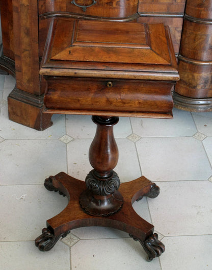 Mobile per tè gugliemo iv inglese in legno antico realizzato intorno alla prima metà del XIX secolo con piedi a artiglio