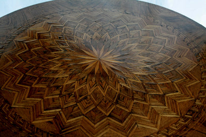 Tavolo da centro intarsiato italia con motivi geometrici in legno intagliato a forma di cupola dimensioni perfette