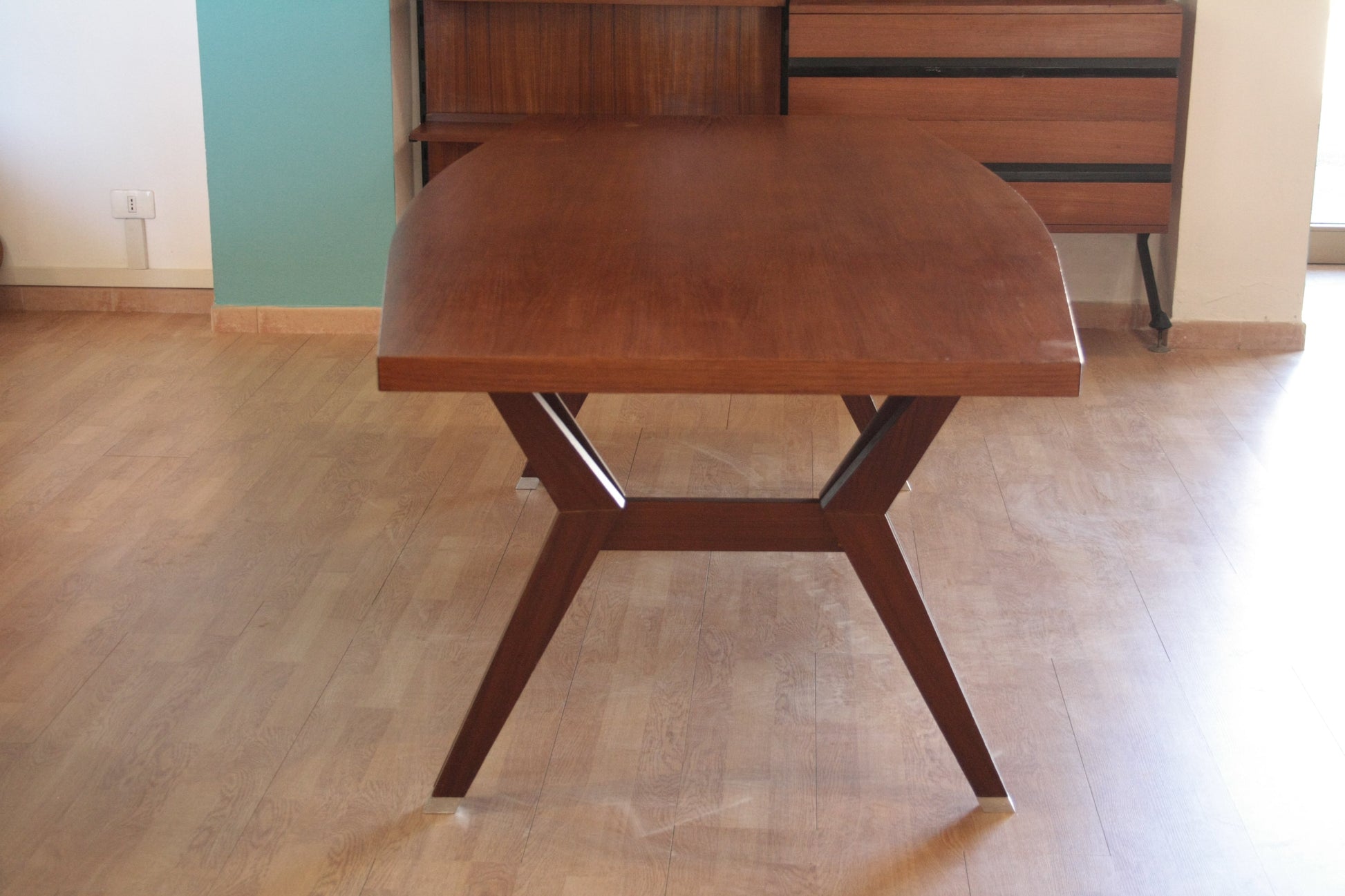 Alt text: Tavolo Tolomeo di Ico Parisi ed Ennio Fazioli, moderno in legno Italia 1958