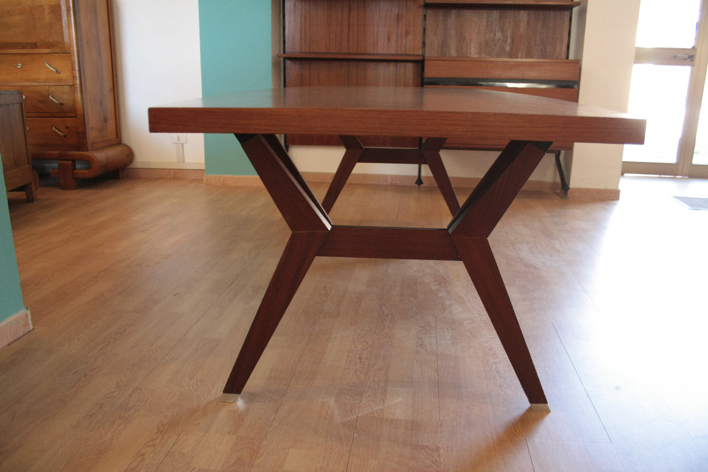 Immagine di un tavolo tolomeo di Ico Parisi ed Ennio Fazioli, stile mid-century moderno