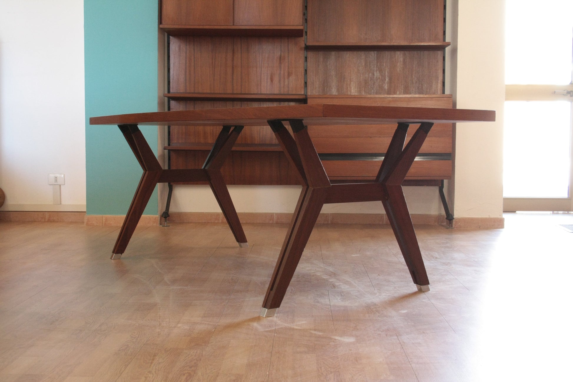 Tavolo Tolomeo di Ico Parisi ed Ennio Fazioli con design unico delle gambe