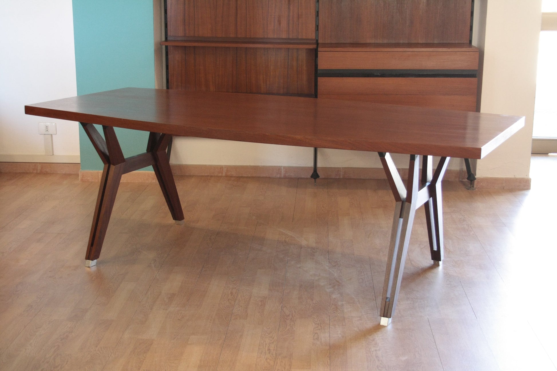 Altissimo tavolo Tolomeo di Ico Parisi ed Ennio Fazioli con design unico delle gambe
