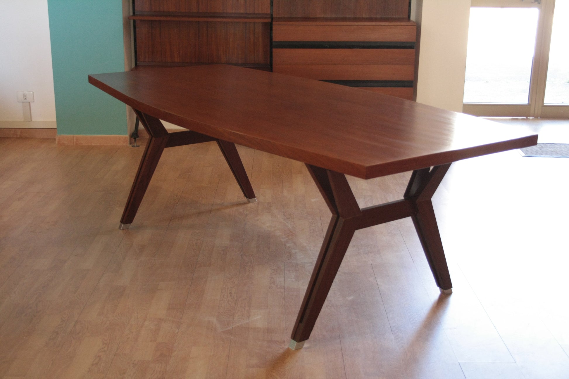 Altro Tavolo Tolomeo di Ico Parisi ed Ennio Fazioli con gambe inclinate in legno