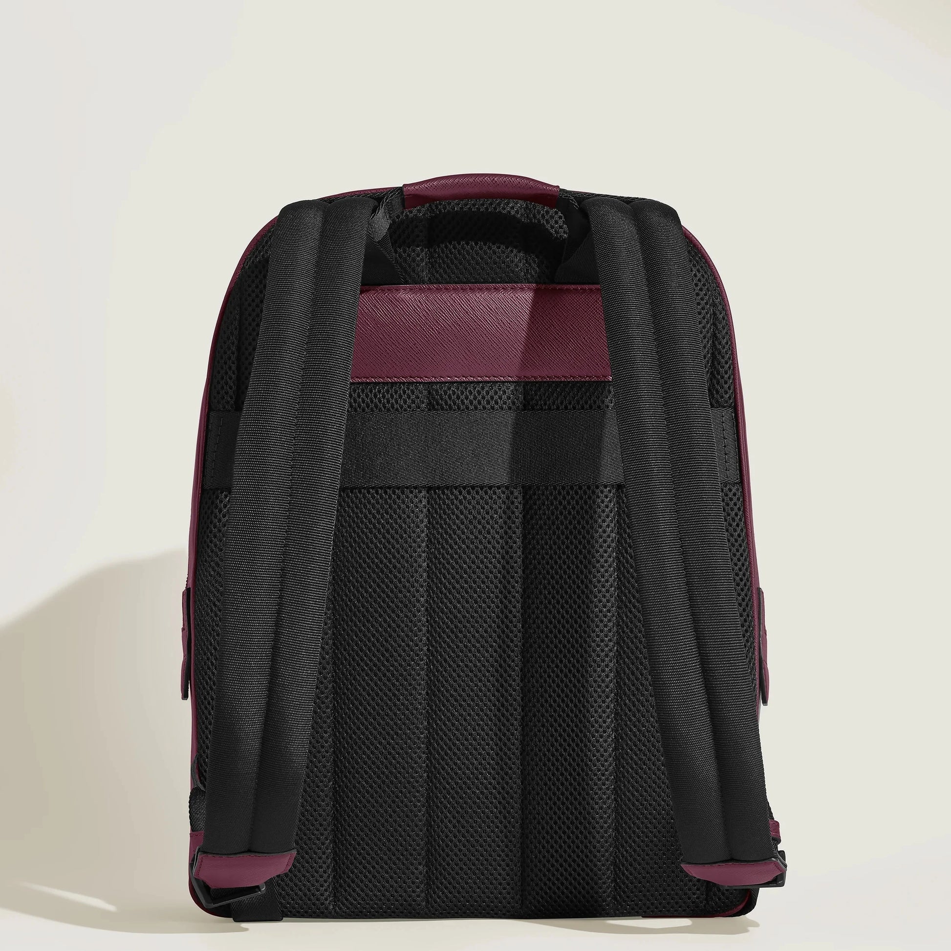 Montblanc zaino sartorial cassis 199361 nero e bordeaux con pannelli mesh e dettagli in pelle design creativo montblanc marco tomasetta